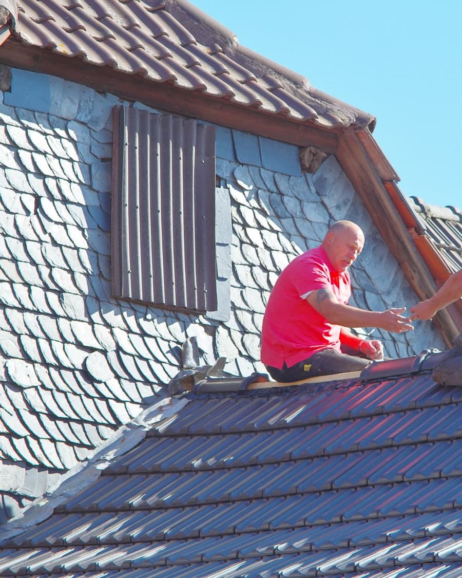 Couvreur réparant une toiture