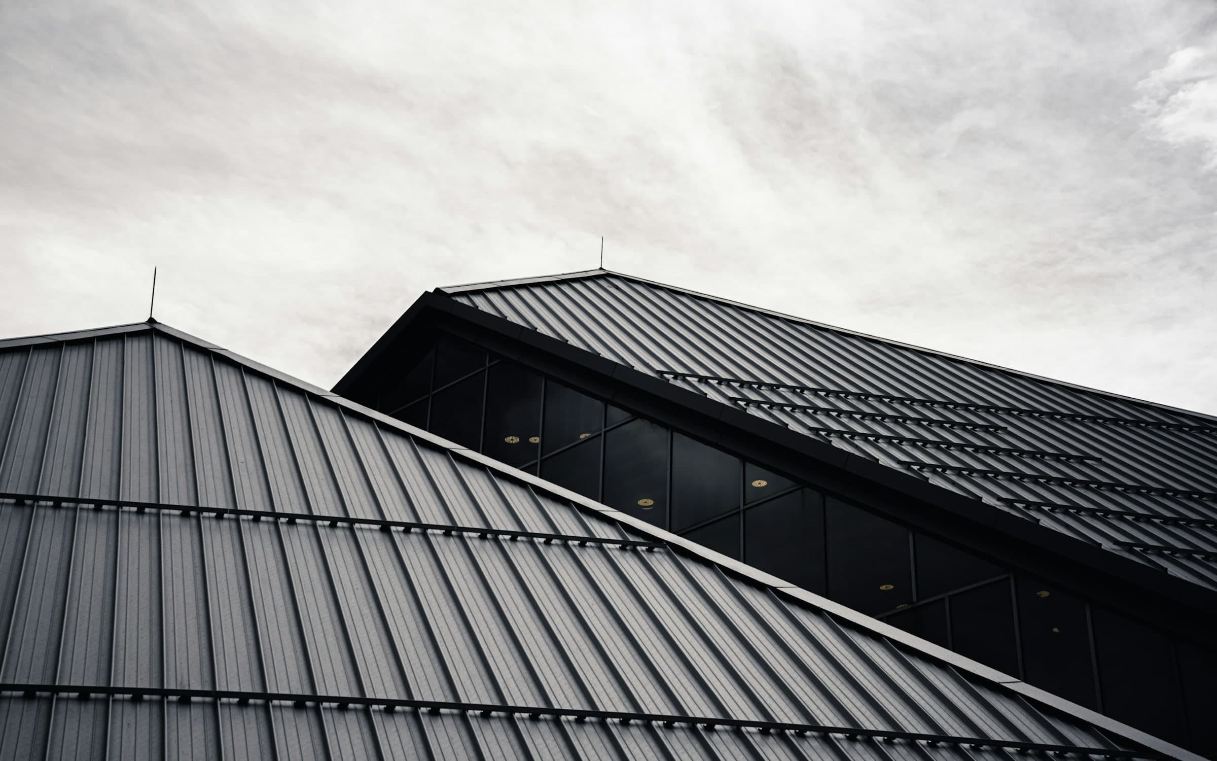 Toiture en zinc à joint debout d'un bâtiment contemporain, vue en contre-plongée