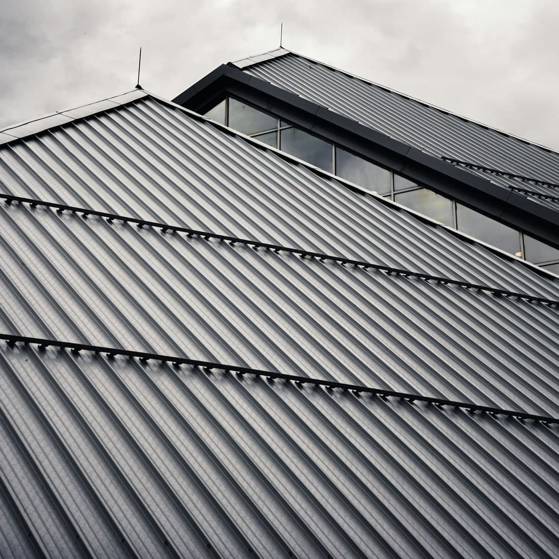 Versant de toiture en zinc nervuré remontant vers le ciel