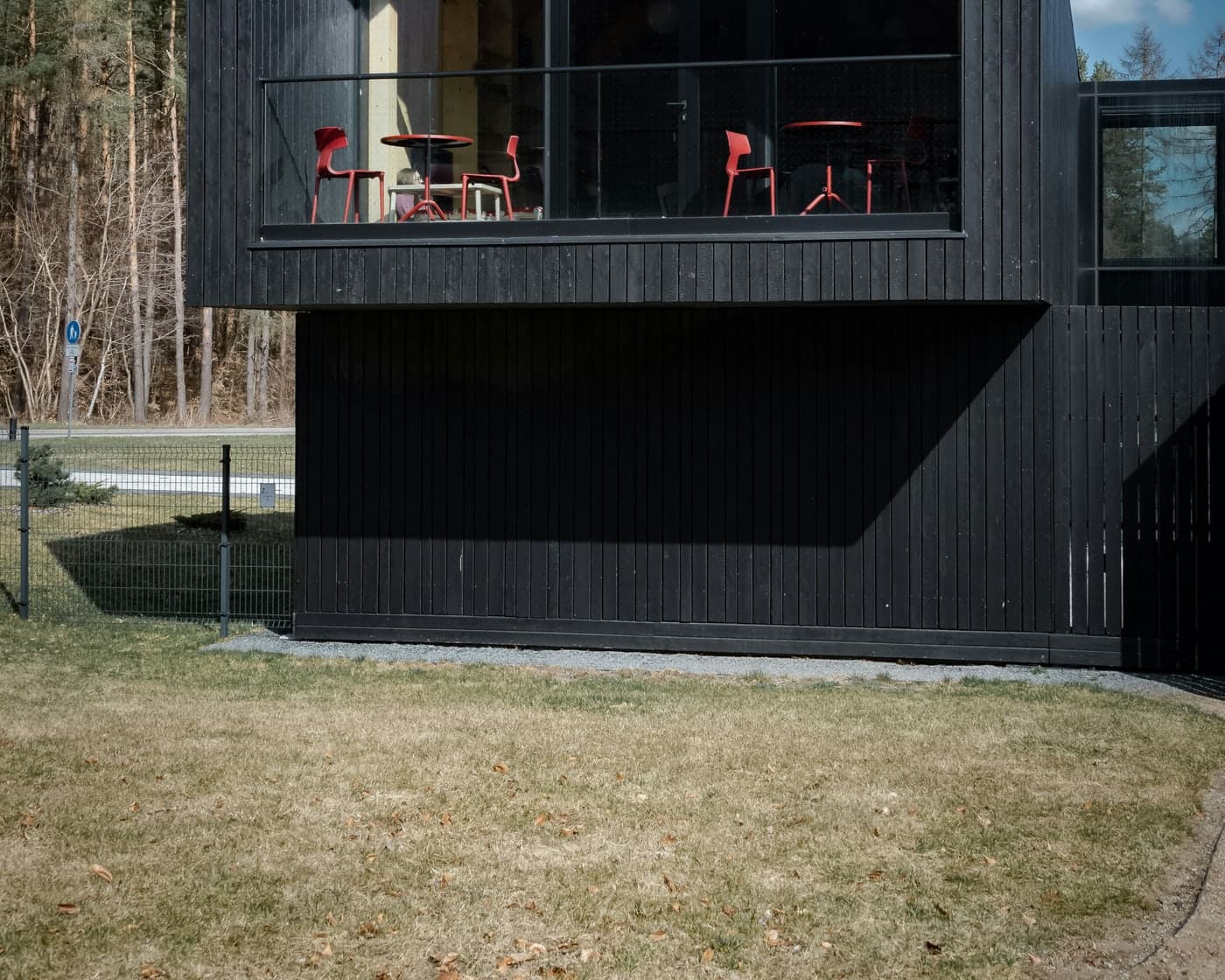 Maison contemporaine bardée de bois noir avec une toiture à forte pente